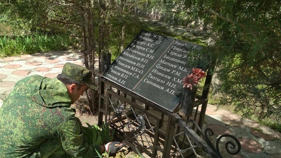 В Кизляре росгвардейцы благоустроили памятник ликвидаторам последствий катастрофы на Чернобыльской АЭС 