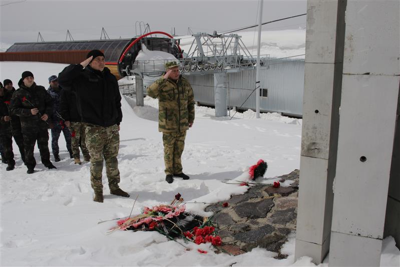 Росгвардейцы написали Диктант Победы на склоне Эльбруса 