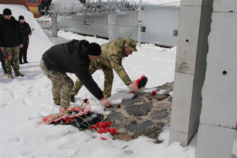Росгвардейцы написали Диктант Победы на склоне Эльбруса 
