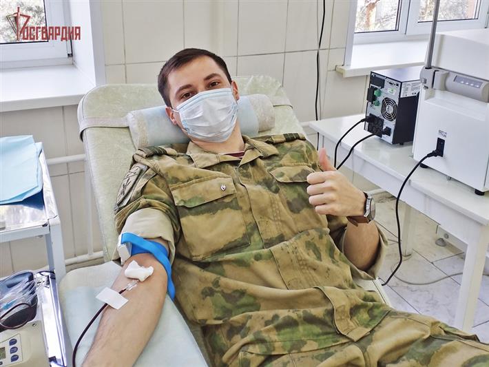 В Национальный день донора росгвардейцы Сибирского округа сдали кровь 