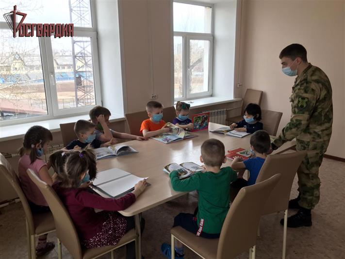 Росгвардейцы из Иркутской области продолжают принимать участие в марафоне добрых дел