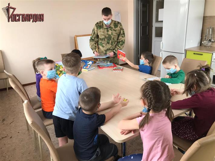 Росгвардейцы из Иркутской области продолжают принимать участие в марафоне добрых дел