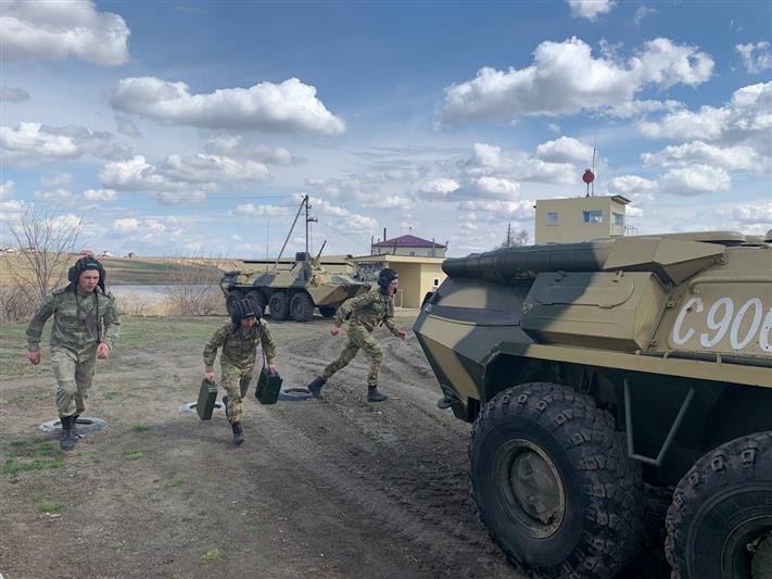 Водители и наводчики вооружения БТР Росгвардии завершили профессиональную подготовку в Омске