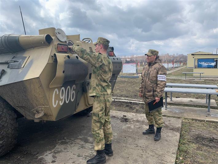 Водители и наводчики вооружения БТР Росгвардии завершили профессиональную подготовку в Омске