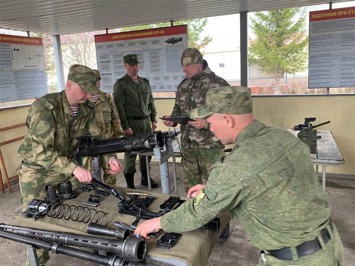 Водители и наводчики вооружения БТР Росгвардии завершили профессиональную подготовку в Омске
