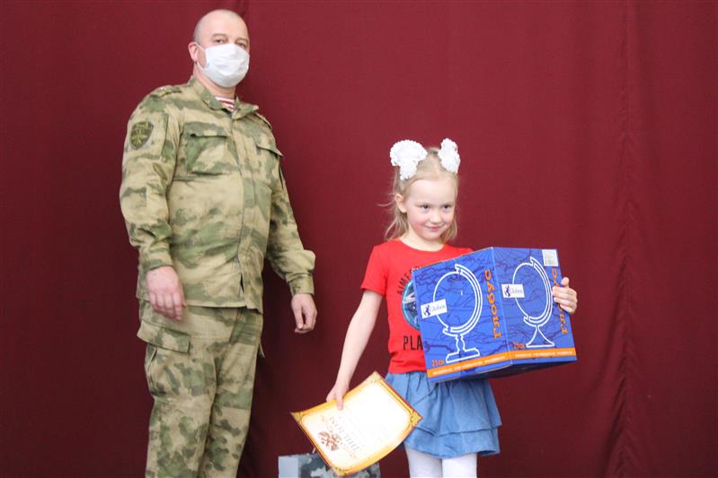 Саратовские росгвардейцы наградили юных победителей конкурса «Земля в иллюминаторе…»
