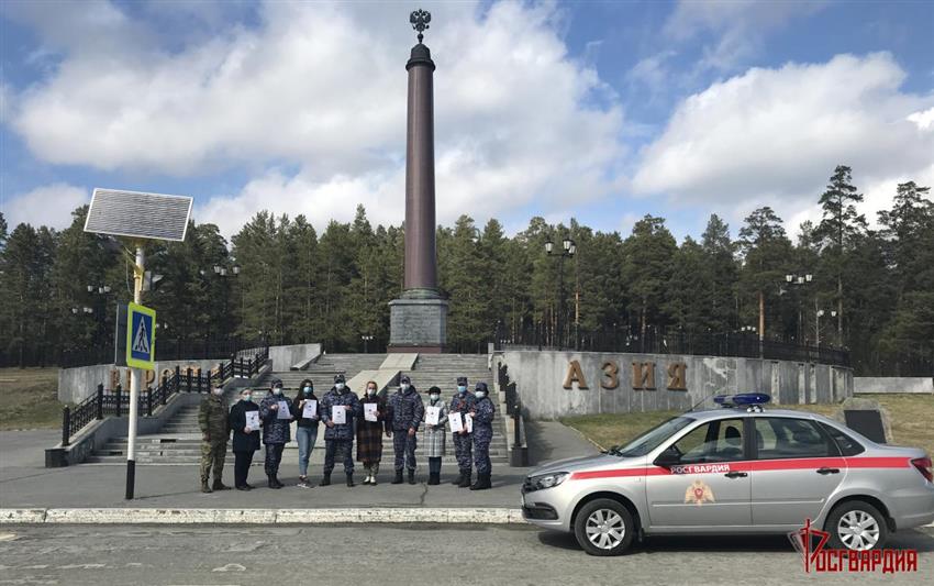 На Урале росгвардейцы написали Диктант Победы