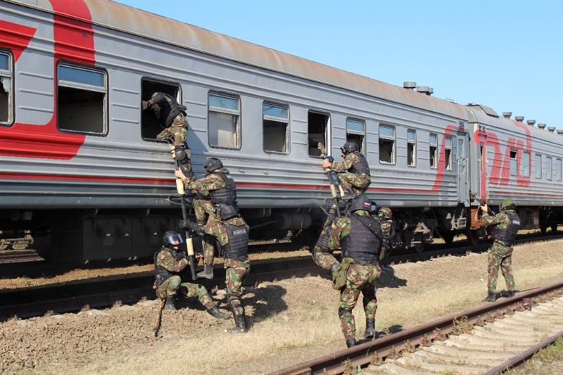 В честь 28-й годовщины образования транспортного ОМОН ростовские телезрители познакомились со спецификой деятельности отряда (видео)