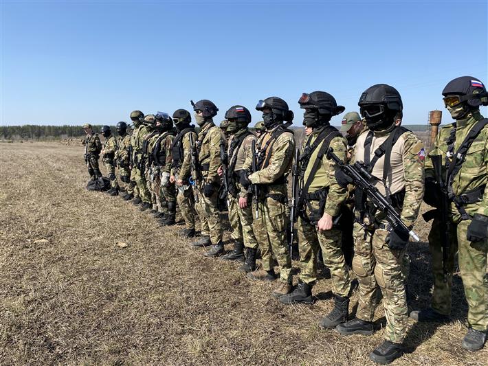 Единственная в Росгвардии девушка-пилот приняла участие в тренировке бойцов спецназа по десантированию (видео)