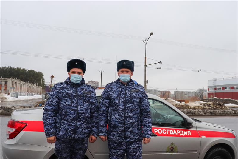В Йошкар-Оле сотрудники Росгвардии оказали помощь водителю и пассажирам маршрутного такси