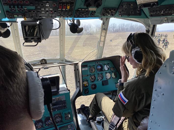 Единственная в Росгвардии девушка-пилот приняла участие в тренировке бойцов спецназа по десантированию (видео)