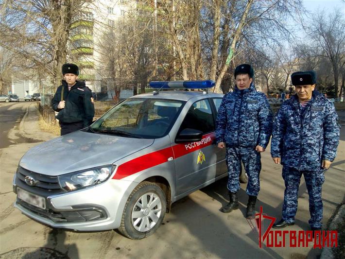 На Южном Урале сотрудники Росгвардии спасли из горящей квартиры мужчину
