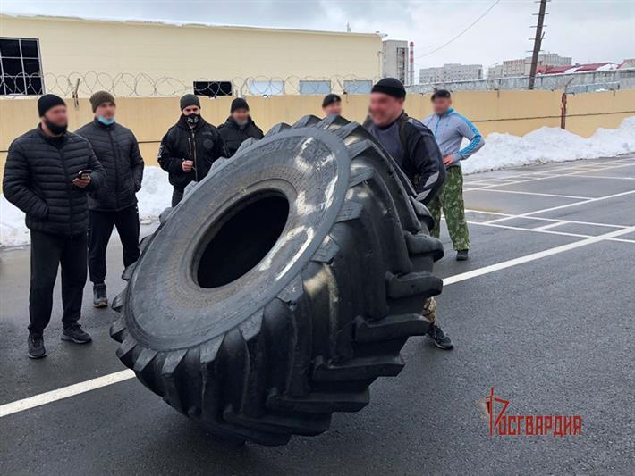 В Югре бойцы сургутского ОМОН Росгвардии  организовали для земляков состязания  по силовому экстриму (видео)