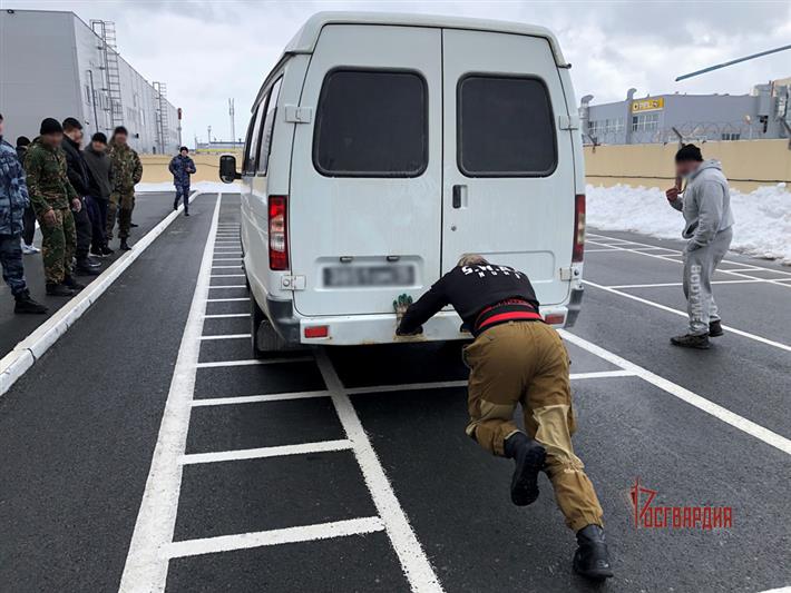 В Югре бойцы сургутского ОМОН Росгвардии  организовали для земляков состязания  по силовому экстриму (видео)