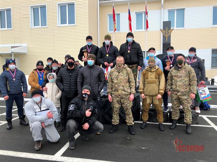 В Югре бойцы сургутского ОМОН Росгвардии  организовали для земляков состязания  по силовому экстриму (видео)