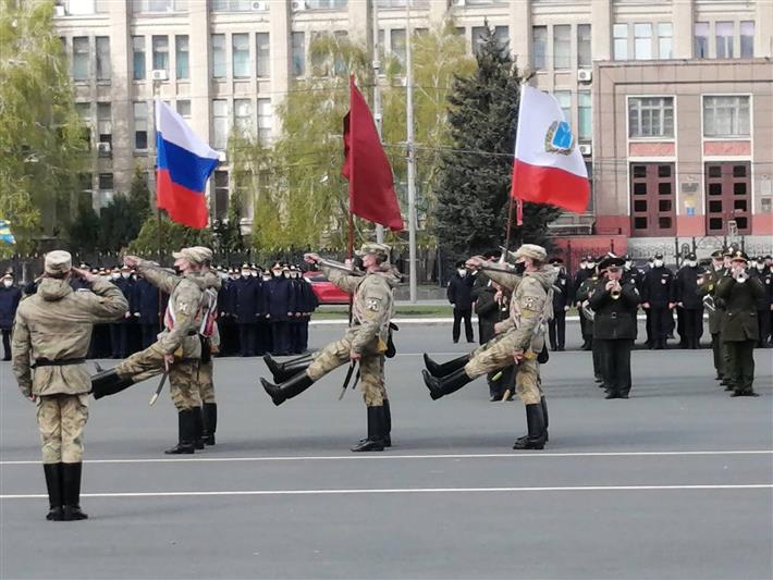 Сотрудники и курсанты  Росгвардии пройдут парадным маршем по главной площади Саратова (Репортаж ГТРК «Саратов»)