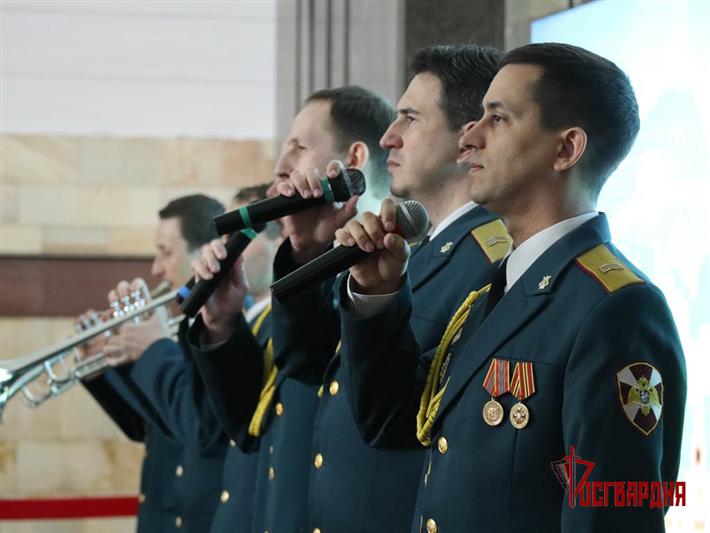 Ансамбль песни и пляски Уральского округа Росгвардии концертом поздравил с 30-летием Екатеринбургский метрополитен 