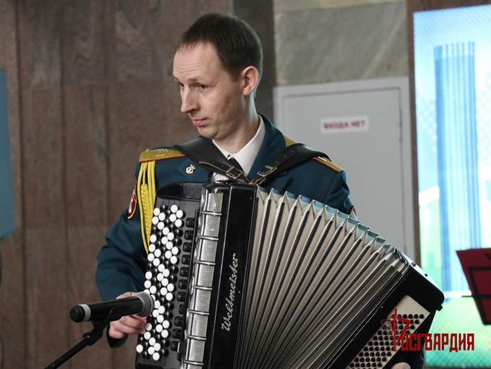 Ансамбль песни и пляски Уральского округа Росгвардии концертом поздравил с 30-летием Екатеринбургский метрополитен 