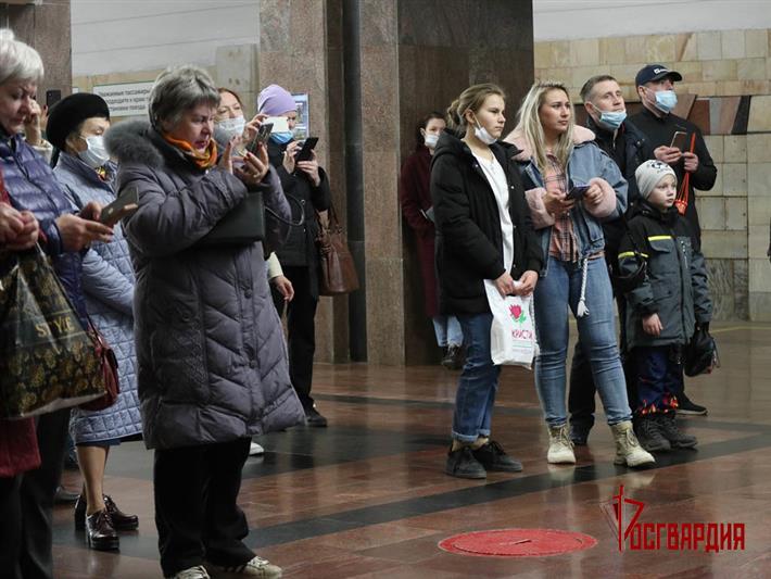 Ансамбль песни и пляски Уральского округа Росгвардии концертом поздравил с 30-летием Екатеринбургский метрополитен 