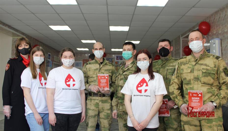 В Тюмени представители Росгвардии пополнили банк крови и поздравили медиков с Национальным днём донора 
