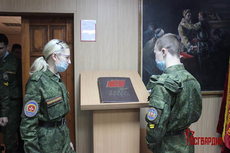 В головном полку калиновского соединения Росгвардии состоялся день открытых дверей для подшефных кадет