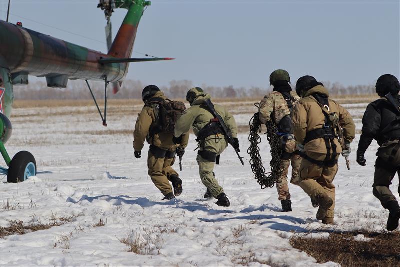 Росгвардейцы Республики Алтай и Алтайского края впервые провели совместную тренировку по беспарашютному десантированию
