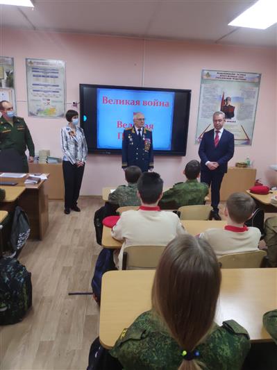 Генерал-лейтенант Петр Ровенский провел урок мужества в московской школе