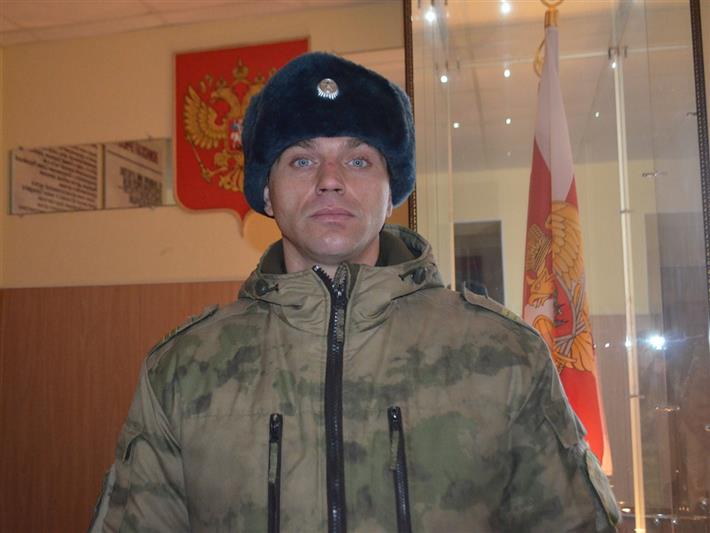 В Алтайском крае военнослужащий Росгвардии эвакуировал детей из дома, рядом с которым загорелась хозяйственная постройка