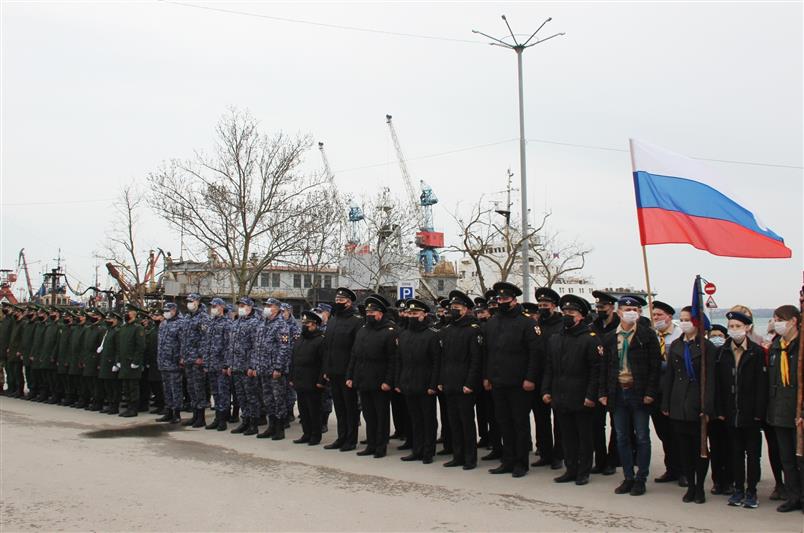 В Керчи военнослужащие Росгвардии почтили память воинов-фронтовиков