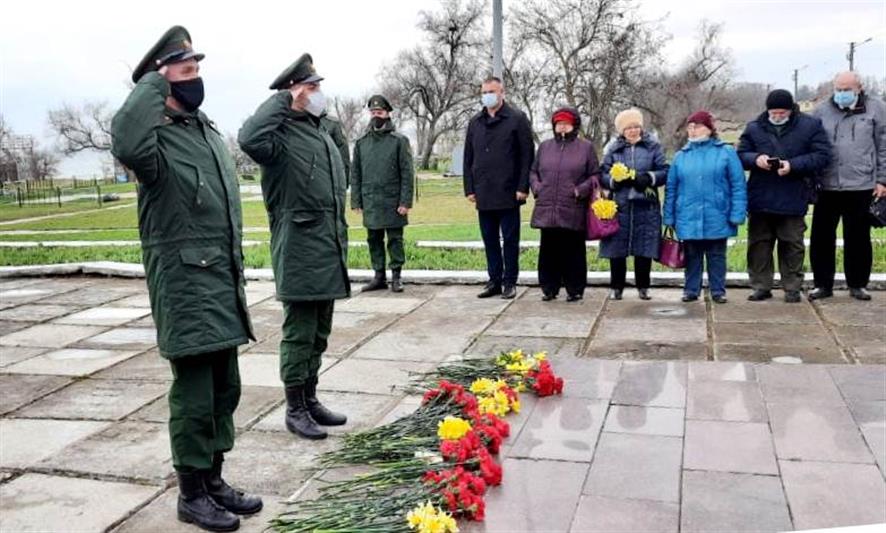 В Керчи военнослужащие Росгвардии почтили память воинов-фронтовиков