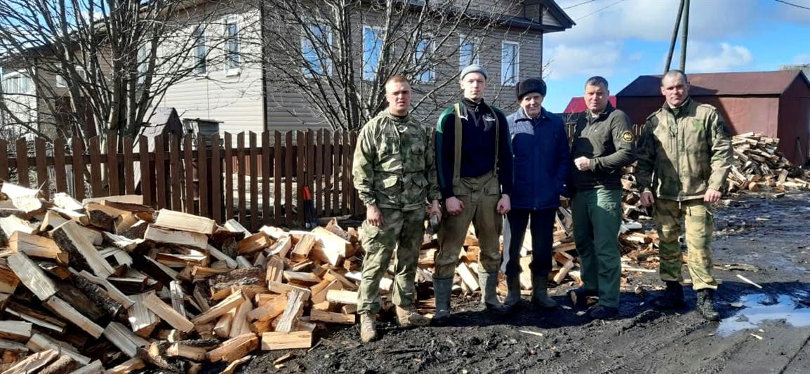 Военнослужащие отряда «Ратник» Северо-Западного округа Росгвардии оказали помощь ветерану-блокаднику