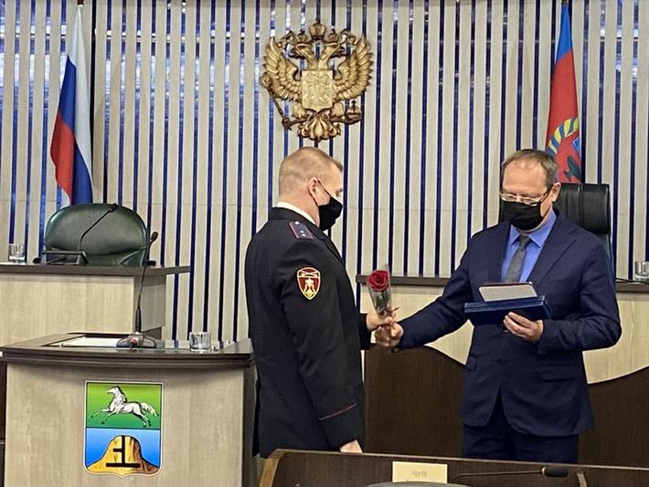 Сотрудник вневедомственной охраны Росгвардии награжден медалью губернатора Алтайского края «За честь и мужество»