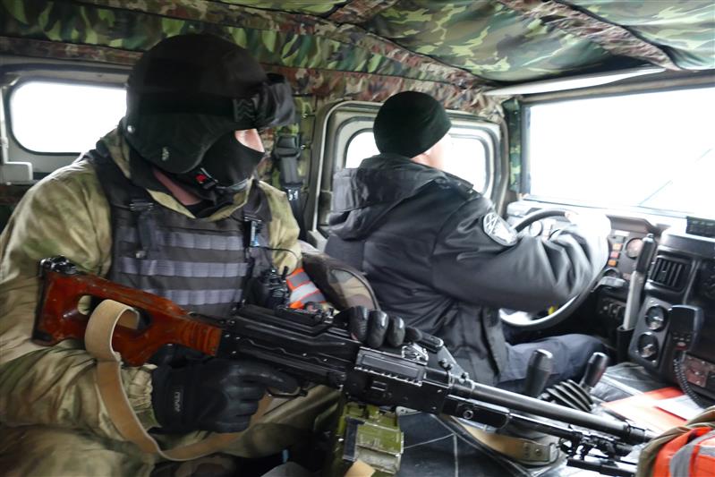 В Омске при силовой поддержке СОБР Росгвардии задержаны подозреваемые в серии преступлений   