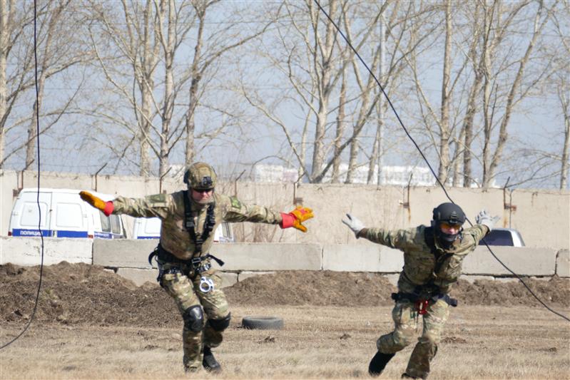 Сотрудники омских спецподразделений Росгвардии отработали технику беспарашютного десантирования