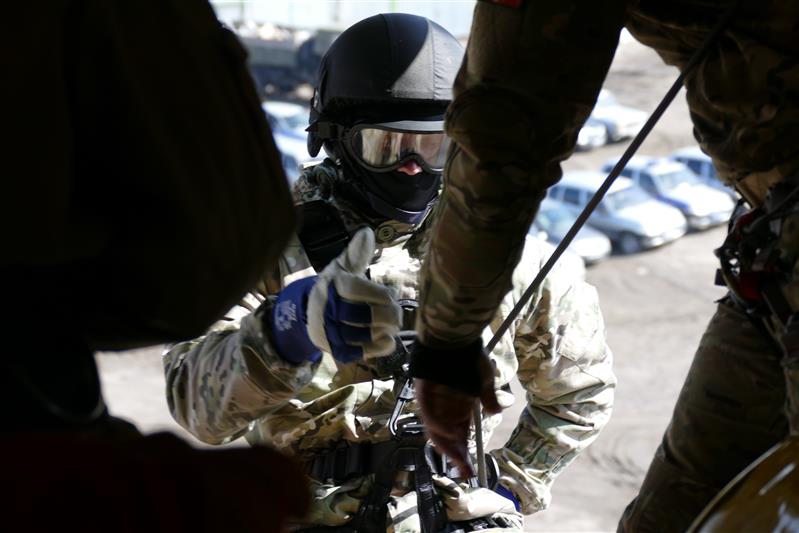 Сотрудники омских спецподразделений Росгвардии отработали технику беспарашютного десантирования