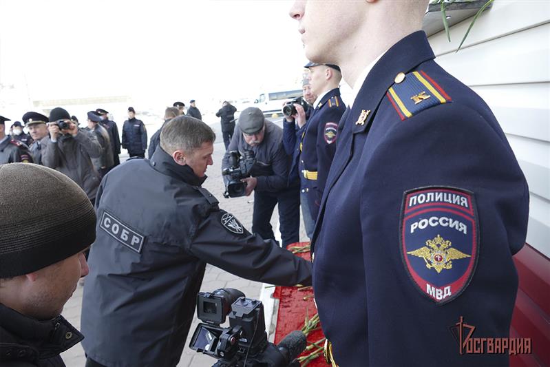 Сотрудники Росгвардии приняли участие в открытии мемориальной доски Герою России Олегу Охрименко в Омске