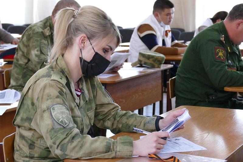 В Сибири военнослужащие и сотрудники Росгвардии написали «Диктант Победы»