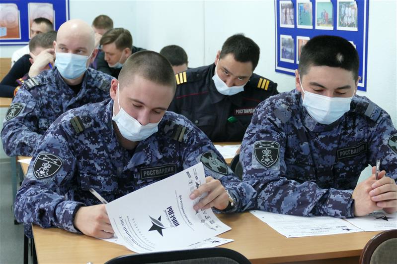 В Сибири военнослужащие и сотрудники Росгвардии написали «Диктант Победы»