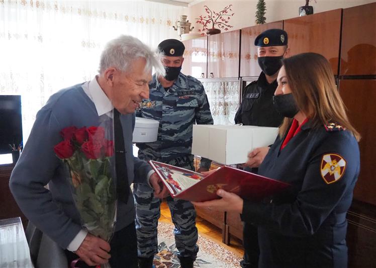 Белгородские росгвардейцы поздравили ветерана Великой Отечественной войны с 97-летием