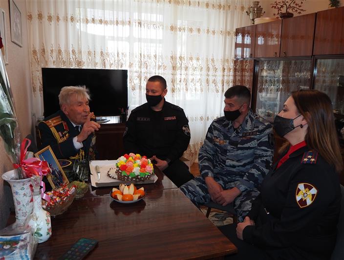 Белгородские росгвардейцы поздравили ветерана Великой Отечественной войны с 97-летием