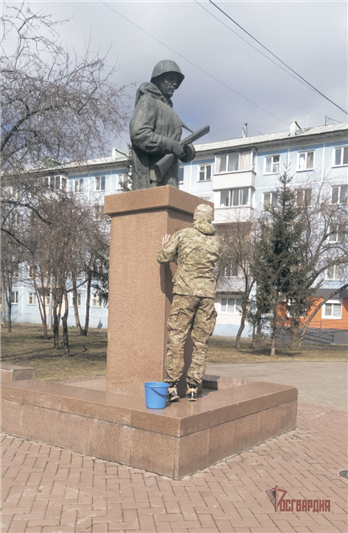 В Красноярске сотрудники ОМОН на транспорте присоединились к всероссийской акции «Чистое уважение»