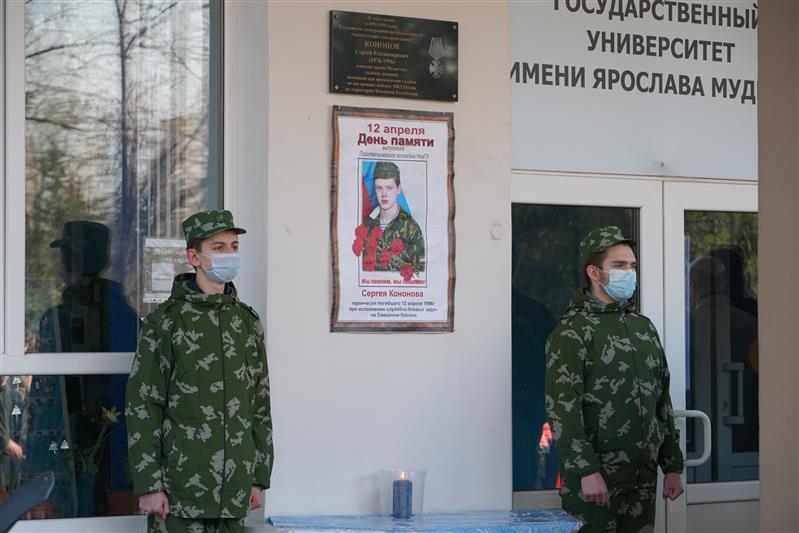 В Новгороде почтили память погибшего воина правопорядка