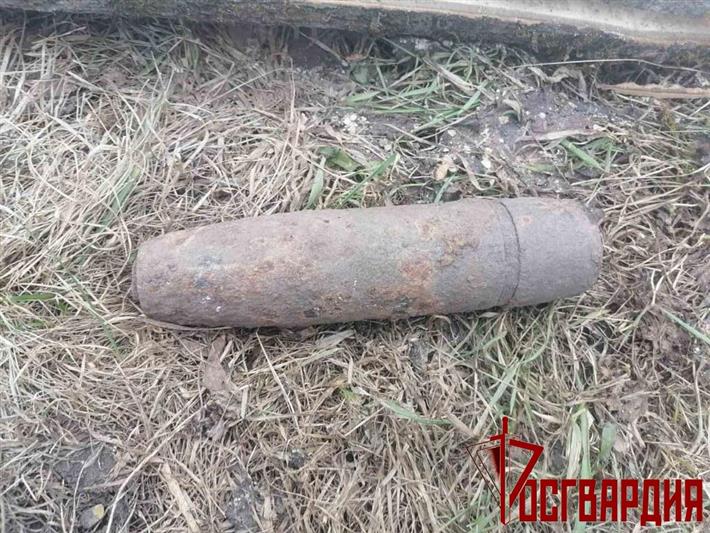 Бойцы ОМОН Росгвардии в Челябинске обследовали снаряд, найденный во время строительных работ