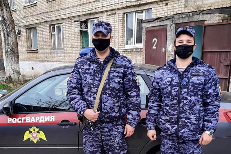 Сотрудники Росгвардии оказали помощь на пожаре в многоквартирном доме в Ростовской области 