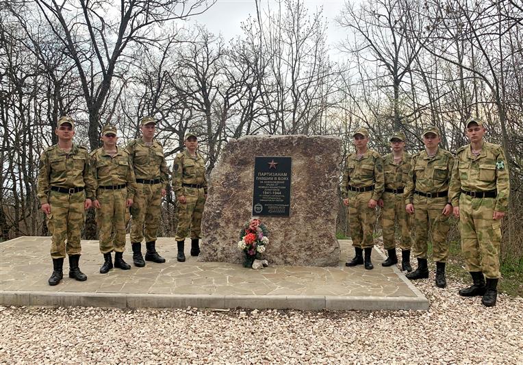 В ознаменование 76-летия Победы военнослужащие Росгвардии совершили восхождение на крымский перевал Шейтан-Мердвен