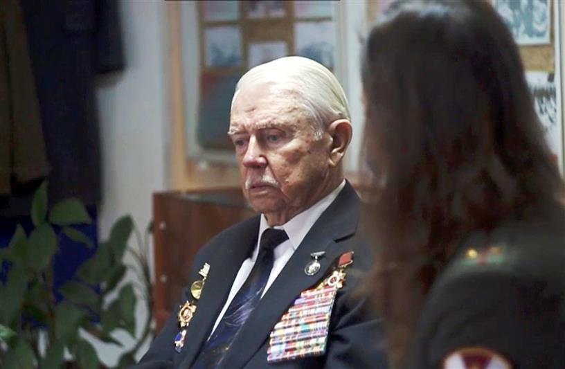 Военнослужащие Росгвардии из Симферополя встретились с ветераном авиации,  которому посчастливилось лично общаться с покорителями космоса