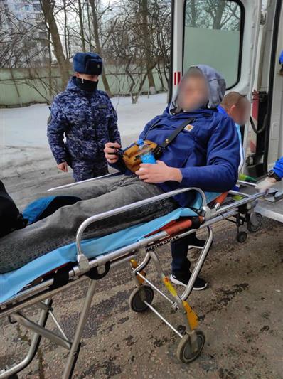 В Москве сотрудники Росгвардии оказали помощь молодому человеку, которому внезапно стало плохо