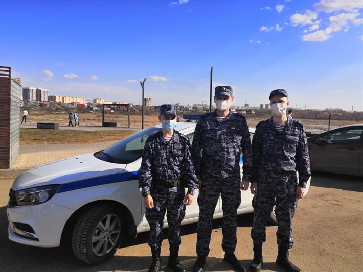 В Набережных Челнах росгвардейцы оказали помощь девочке, которая провалилась под лед