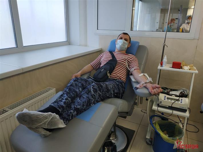 Ансамбль песни и пляски Уральского округа Росгвардии выступил для медработников станции переливания крови в Екатеринбурге