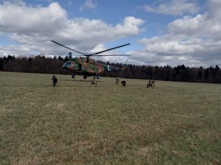 Сотрудники СОБР «Булат» Росгвардии отработали беспарашютное десантирование